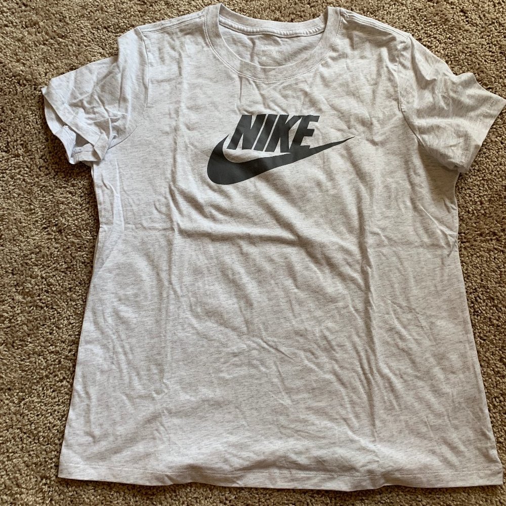 Nike Women's Sportwear Essential T-Shirt